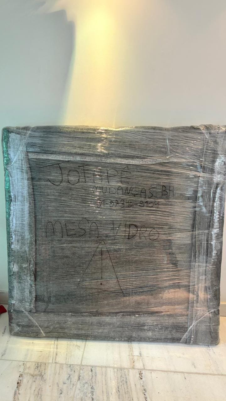 Caixa de TV embalada com plástico e identificada pela Jotapê Mudanças