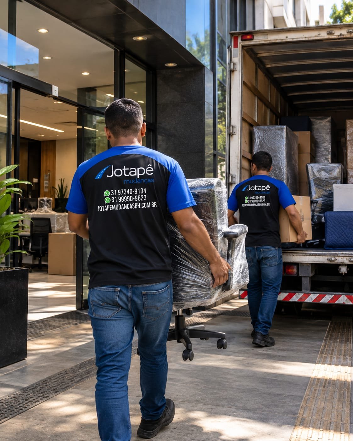 Equipe da Jotapê Mudanças transportando móveis embalados em mudança comercial em Belo Horizonte