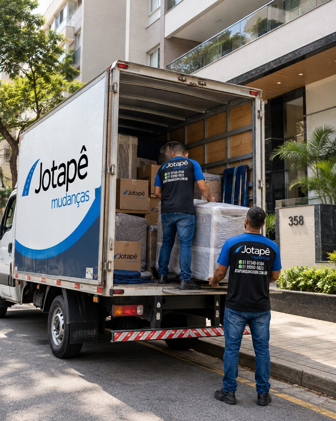 Equipe da Jotapê Mudanças carregando móveis embalados no caminhão em mudança residencial em Belo Horizonte